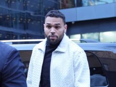 Tiros irrompem do lado de fora da mansão de Chris Brown em Los Angeles em meio ao drama jurídico do ataque a Rihanna