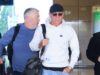 Daniel Craig tenta se manter discreto com chapéu e óculos escuros ao pousar na Grécia em meio às filmagens de um novo drama na prisão
