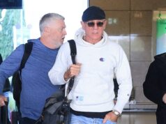 Daniel Craig tenta se manter discreto com chapéu e óculos escuros ao pousar na Grécia em meio às filmagens de um novo drama na prisão