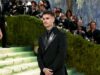 Romeo Beckham faz sua estreia no Met Gala enquanto o irmão distante, Brooklyn, desvia do evento para evitar um reencontro estranho