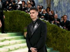 Romeo Beckham faz sua estreia no Met Gala enquanto o irmão distante, Brooklyn, desvia do evento para evitar um reencontro estranho