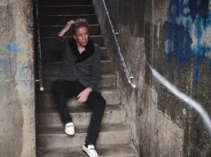 Os fãs de Damian Lewis zombam do novo videoclipe da estrela de Homeland, pois estão convencidos de que é uma ‘paródia’ devido ao seu ‘biquinho involuntariamente hilário’, mocassins brancos e peito nu