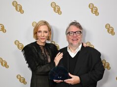 Cate Blanchett, 56, fica sem sutiã em um vestido semitransparente deslumbrante ao presentear o cineasta Guillermo del Toro com uma prestigiada bolsa BFI