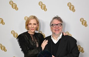 Cate Blanchett, 56, fica sem sutiã em um vestido semitransparente deslumbrante ao presentear o cineasta Guillermo del Toro com uma prestigiada bolsa BFI