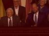 O príncipe William aplaude David Attenborough quando ele chega ao Royal Albert Corridor para comemorar os 100 anos no planeta Terra com uma série de convidados repletos de estrelas