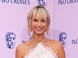 As estrelas grávidas Vogue Williams, Scarlett Moffatt e Laura Whitmore exibem seus bebês no tapete vermelho enquanto lideram as chegadas glamorosas do BAFTA TV Awards – atualizações ao vivo