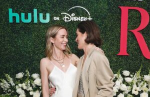Emily Blunt compartilha um momento doce com sua irmã agente literária Felicity enquanto ela empresta seu apoio de primeira linha para a estreia da segunda temporada de Rivals em Nova York