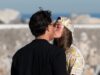Os recém-casados Venezuela Fury, 16, e Noah Worth, 19, trocam um beijo doce enquanto desfrutam de uma lua de mel de £ 30.000 em Marbella, presenteada por Tyson e Paris