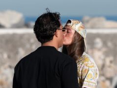 Os recém-casados Venezuela Fury, 16, e Noah Worth, 19, trocam um beijo doce enquanto desfrutam de uma lua de mel de £ 30.000 em Marbella, presenteada por Tyson e Paris
