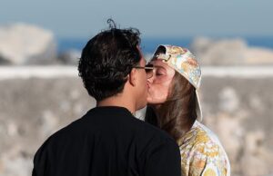 Os recém-casados Venezuela Fury, 16, e Noah Worth, 19, trocam um beijo doce enquanto desfrutam de uma lua de mel de £ 30.000 em Marbella, presenteada por Tyson e Paris