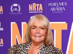 Linda Robson, 68, revela que quase morreu após passar por uma grande cirurgia no pâncreas e ficou ‘petrificada’ enquanto passava 10 dias na terapia intensiva