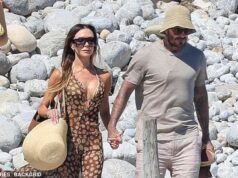 Victoria Beckham mostra uma sugestão de seu biquíni dourado que ela aconchega ao marido David enquanto leva Romeo, Harper e Kim Turnbull em uma viagem de iate em Ibiza