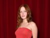 Kate Moss perde a estreia de seu próprio filme Moss & Freud, que narra sua juventude festeira movida a drogas – enquanto a atriz Ellie Bamber rouba os holofotes