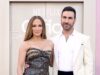 O rosto de Jennifer Lopez diz tudo enquanto Brett Goldstein, co-estrela de Workplace Romance, faz movimentos cavalheirescos na estreia