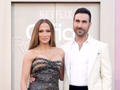 O rosto de Jennifer Lopez diz tudo enquanto Brett Goldstein, co-estrela de Workplace Romance, faz movimentos cavalheirescos na estreia