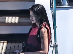 A namorada de Romeo Beckham, Kim Turnbull, mostra sua figura tonificada em um biquíni preto enquanto desfruta de um banho pós-natação a bordo do tremendous iate de £ 16 milhões de David e Victoria