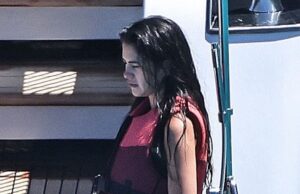 A namorada de Romeo Beckham, Kim Turnbull, mostra sua figura tonificada em um biquíni preto enquanto desfruta de um banho pós-natação a bordo do tremendous iate de £ 16 milhões de David e Victoria