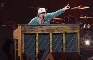 Morgan Wallen sofre um colapso chocante no palco ao virar o piano no meio do present em Denver