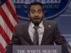 ‘Primeiro indiano a ser péssimo no trabalho’: SNL zomba de Kash Patel com participação especial de Aziz Ansari