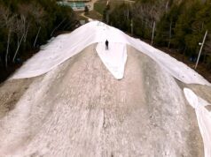 Esta colina de esqui quer guardar neve para a próxima temporada. Isso pode ser feito?