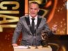 Martin Lewis luta contra as lágrimas com uma poderosa homenagem à falecida mãe ao receber o prêmio especial Bafta TV