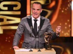 Martin Lewis luta contra as lágrimas com uma poderosa homenagem à falecida mãe ao receber o prêmio especial Bafta TV