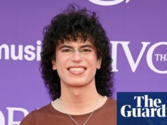 O cantor e compositor escocês Jacob Alon ganha grande prêmio no prêmio Ivor Novello