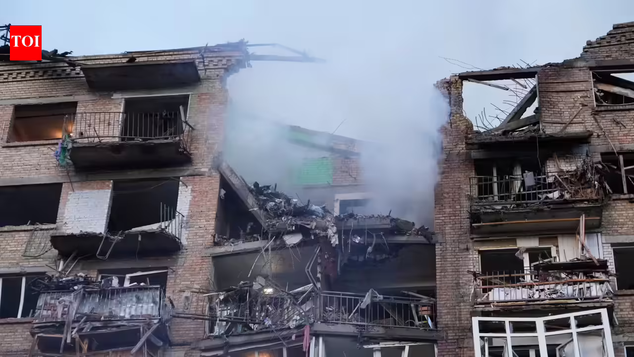 Escolas e edifícios residenciais são atingidos enquanto a Rússia ataca a capital da Ucrânia, Kiev, com mísseis e drones; 1 morto