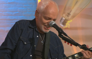Sessões de sábado: Peter Frampton se apresenta "Mentindo"