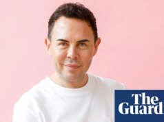 ‘Minha primeira vez de drag? Como Karen Carpenter de shortinho! La Voix em cruzeiros swinger, Strictly – e brilhando em musicais