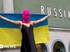 ‘Aproveite o present. Ignore a guerra’: Bienal de Veneza enfrenta reação após incluir a Rússia