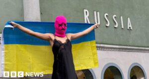 ‘Aproveite o present. Ignore a guerra’: Bienal de Veneza enfrenta reação após incluir a Rússia