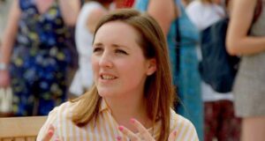 A estrela do Antiques Roadshow fornece atualizações de saúde depois de ser levada às pressas para o hospital em meio a uma batalha contra um tumor cerebral