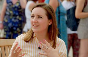 A estrela do Antiques Roadshow fornece atualizações de saúde depois de ser levada às pressas para o hospital em meio a uma batalha contra um tumor cerebral