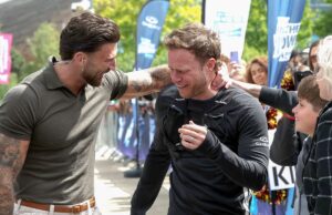 Olly Murs chorou depois de completar o desafio Soccer Help de 249 milhas