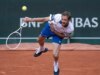 O número 6, Daniil Medvedev, chateado; O francês Moise Kouame (17) avança