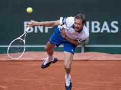 O número 6, Daniil Medvedev, chateado; O francês Moise Kouame (17) avança