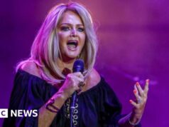 Bonnie Tyler se recuperando após ser levada ao hospital para cirurgia