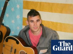 ‘Minha geração se iludiu’: ex-Vampire Weekender Rostam sobre pop, protesto e vida como iraniano-americano