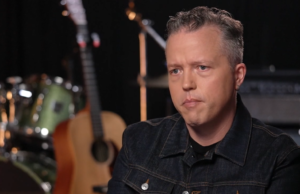 O artista vencedor do Grammy Jason Isbell fala sobre a arte de compor e suas músicas mais recentes