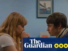 Crítica de Encontrando Emily – romcom calorosa do campus da geração Z é impossível de odiar