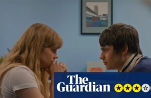Crítica de Encontrando Emily – romcom calorosa do campus da geração Z é impossível de odiar