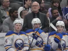 Lindy Ruff, do Sabres, recebe extensão de contrato de 2 anos