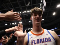 O jogador mais alto do basquete universitário, Olivier Rioux, vai para a UC Irvine