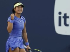 Alexandra Eala luta pela vitória durante um dia chuvoso em Roma