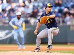 Brewers convocam RHP Logan Henderson para começar contra o Nationals
