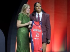 Cotie McMahon, jogador do primeiro spherical do Mystics, machuca o cotovelo