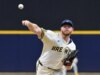 Os cervejeiros colocam RHP Brandon Woodruff em IL com inflamação no ombro