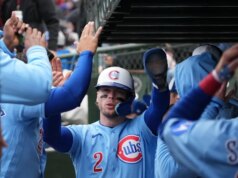 Cubs 2B Nico Hoerner sai contra D-backs com aperto no pescoço