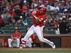As cartas conquistam a liderança inicial de 3 corridas e se somam para eliminar os Dodgers